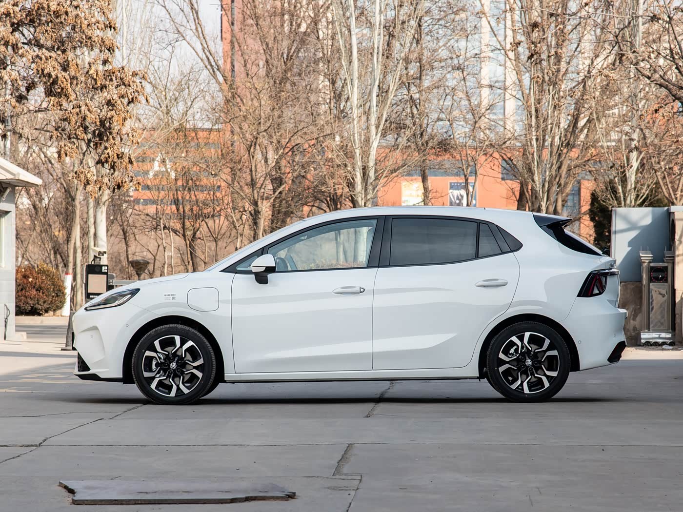 车市观察固态电池目前还没有，但半固态是有的，比如MG4这个半固态安心版，不过经