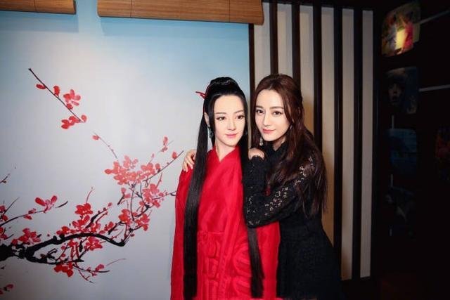 迪丽热巴和自己蜡像合影，还原度百分之百，网友傻傻分不清！​​​