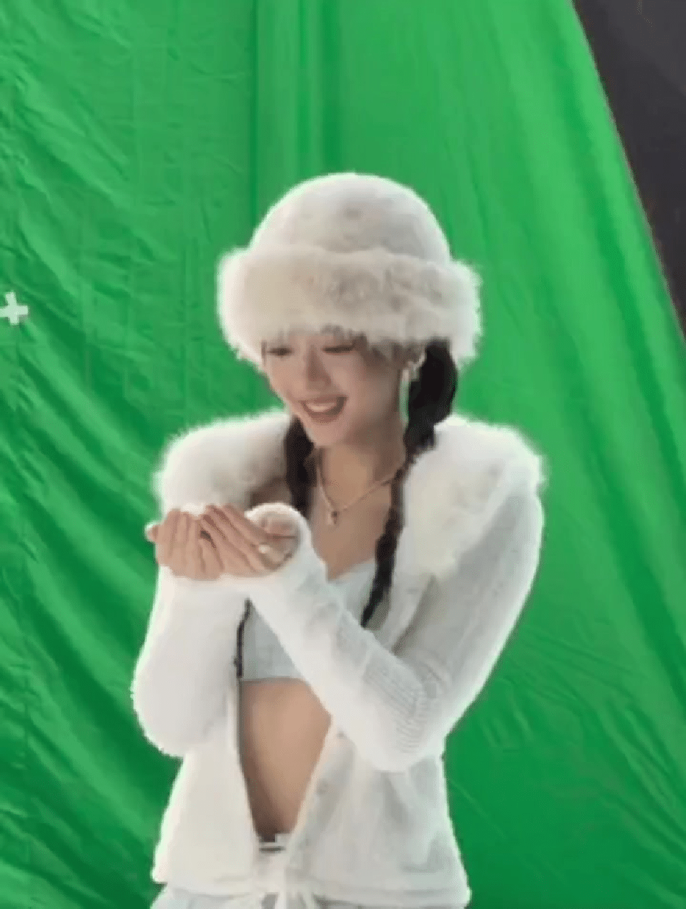 哦豁，赵今麦的这张营业动图引起热议了，因为这个动图显得赵今麦的脸一会大一会小的，
