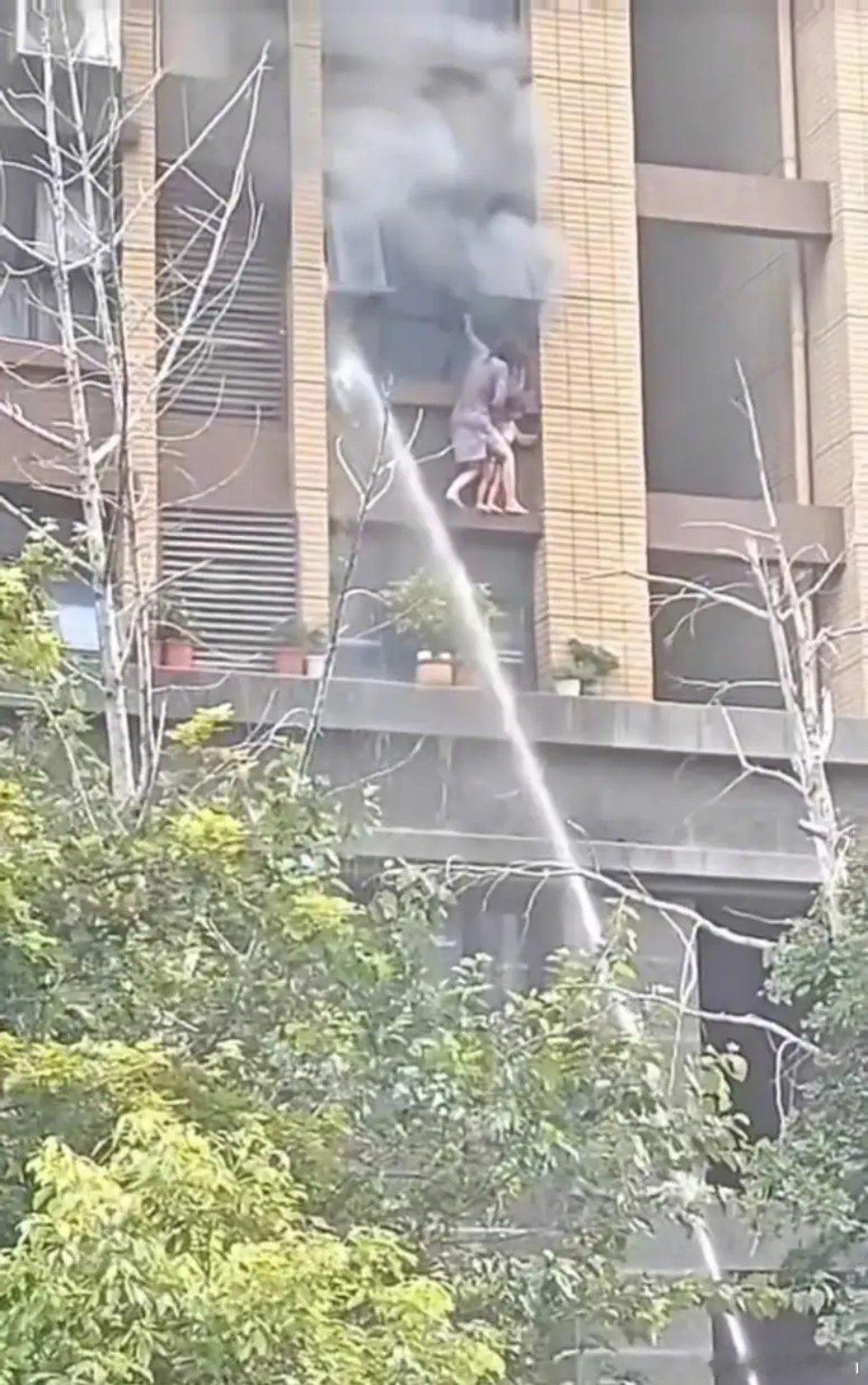 连云港消防回应火灾母女坠楼连云港火灾最新通报来了，当时并不具备铺设气垫条件，并且