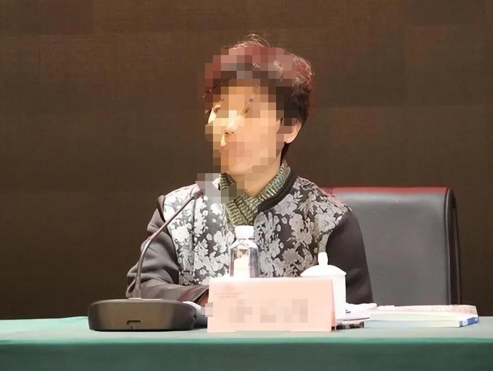 同学的妻子在局里任局长，工作雷厉风行，很得领导和社会认可。同学的妻子很干净清爽