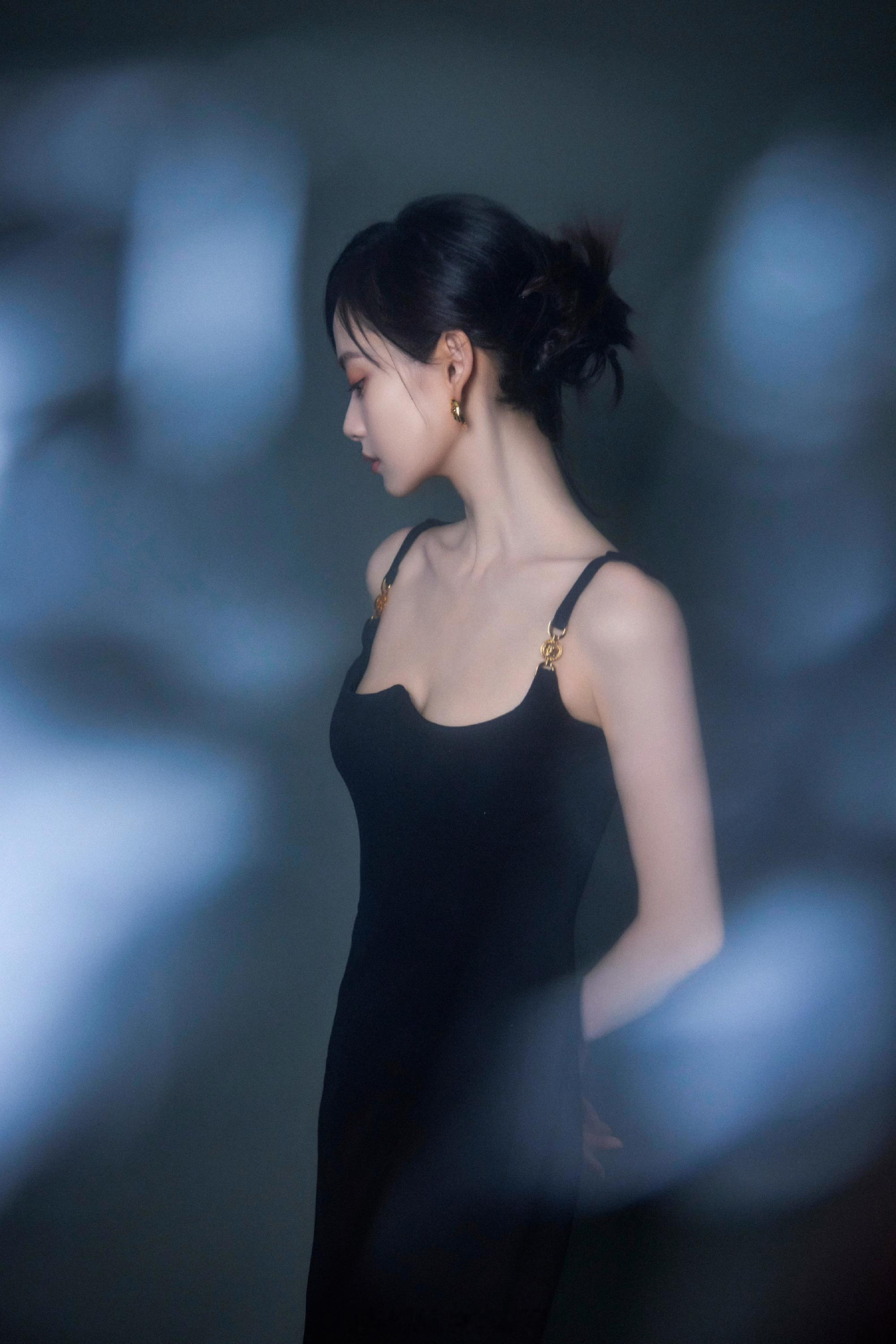 陈雨锶吊带礼裙至黑纯简​​​