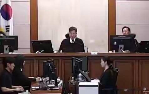 真是离了大谱了，尹锡悦和金建希两口子没被判死刑，结果审问他们的法官却死了最新消