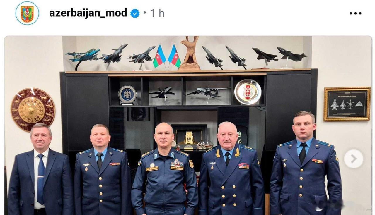 阿塞拜疆空军司令在空军总部会见俄空天军副司令率领的代表团。引人注目的是橱柜上方一