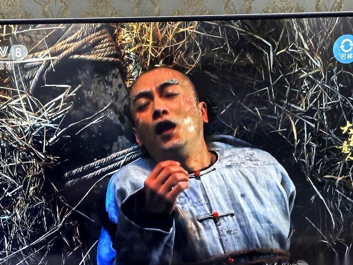 刚拿到慈禧御赐的“天下第一茶”牌匾，热乎劲儿还没过呢。下一秒，人就给捆到宁古塔