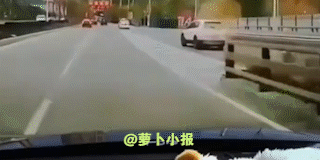 害人精！这车属螃蟹的，横着走。这是一段交通安全警示教育视频，小白车开上高速，速