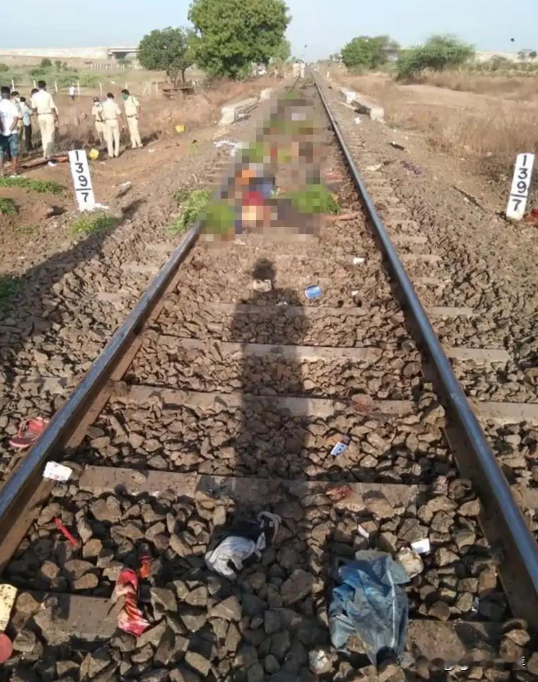 昆明洛羊镇站发生试验列车与施工人员相撞致11死2伤11月27日凌晨，昆明洛羊