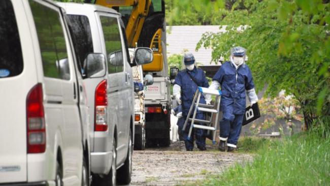 日本山林里，一名中国籍女性被发现时，上身穿着外套，下身只剩内裤和袜子，外裤掉在附