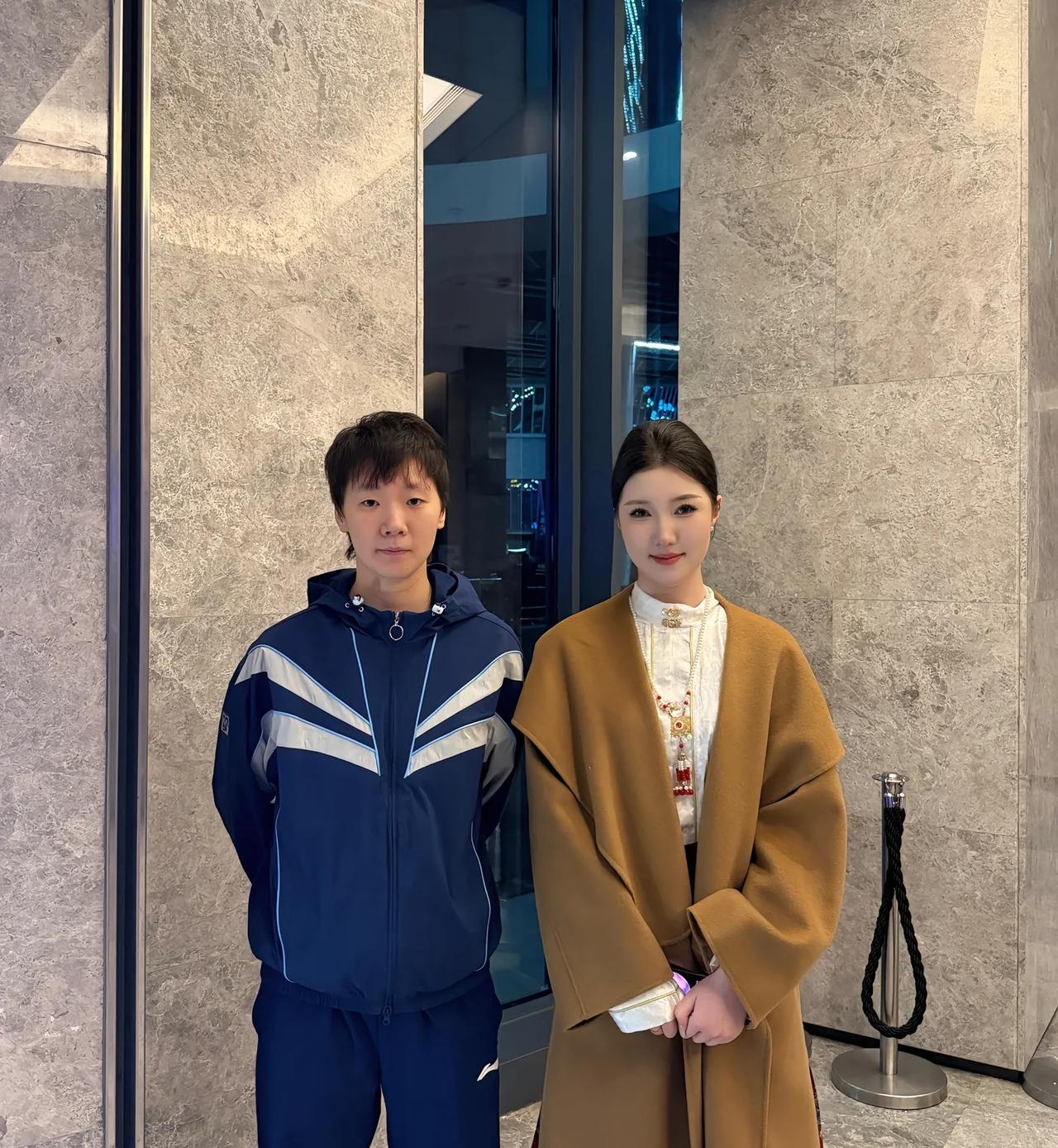 王曼昱参加重庆冠军赛晚宴活动后，遇到活动上喜欢曼昱的漂亮小姐姐想要合影！前脚曼