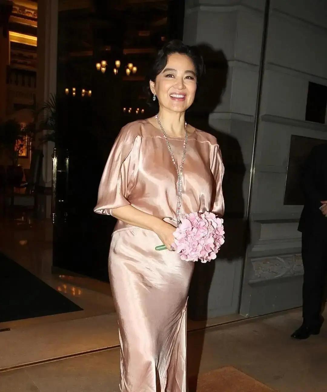 林青霞近照一出，评论区炸了。镜头里她身形圆润，走路得有人扶，和当年那个挥剑的东