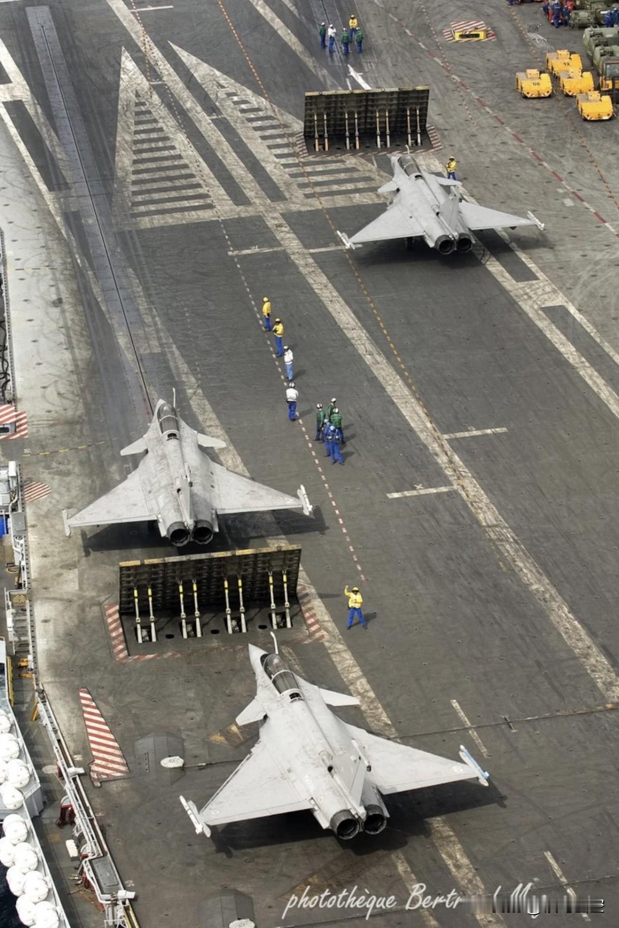 “戴高乐”号的甲板，旧化太严重！[大笑]法国戴高乐号法国航母军事军迷发烧