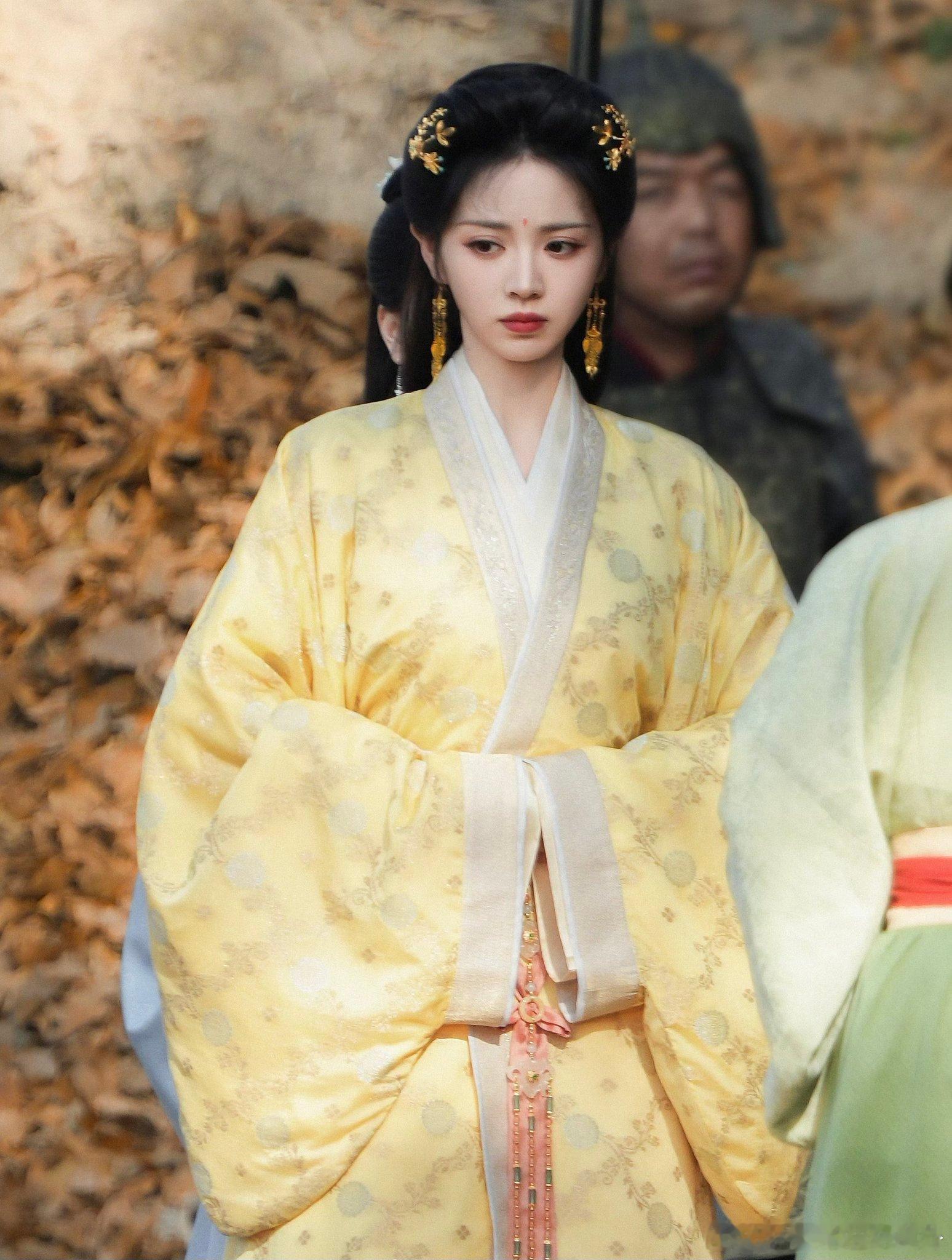 田曦薇在《嫁金钗》里造型倒还挺好看的。