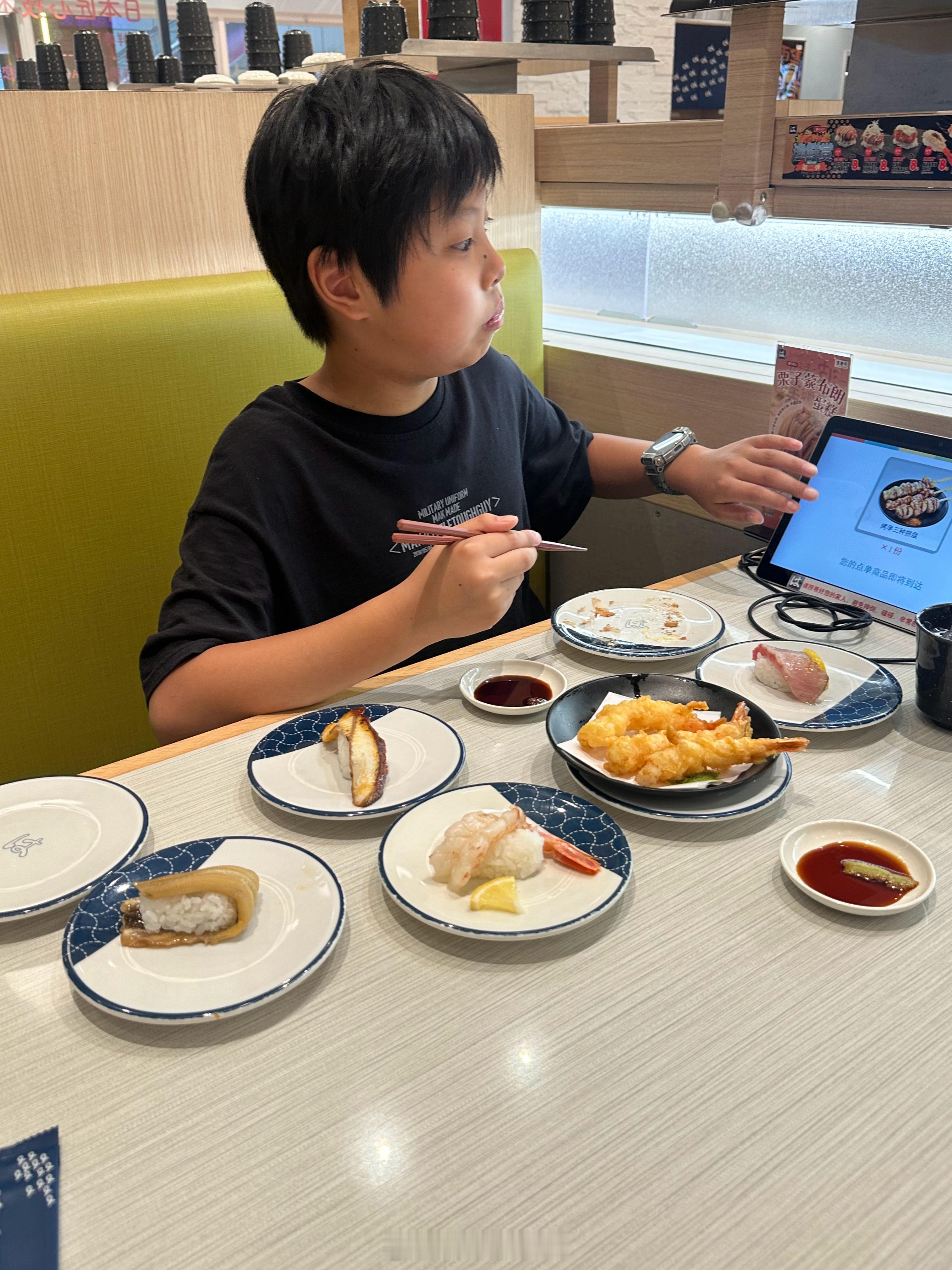 早上吃了四个水煎包一个巨大羊肉包下午一点不到就喊饿了我在门口取咖啡一进店里他自己已经点了一桌子菜了真