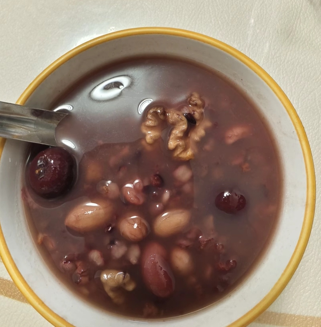 腊八粥香，温暖了岁末的寒意。红豆、红枣、核桃，每一口都是家的味道。今天，你喝