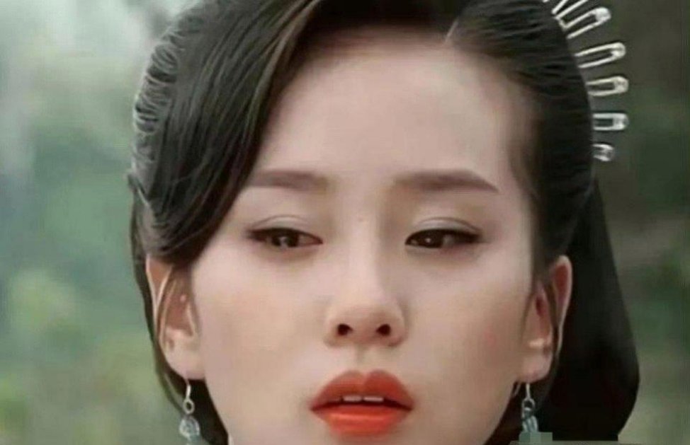 这头上戴的竟是别针？以前道具组真会利用资源