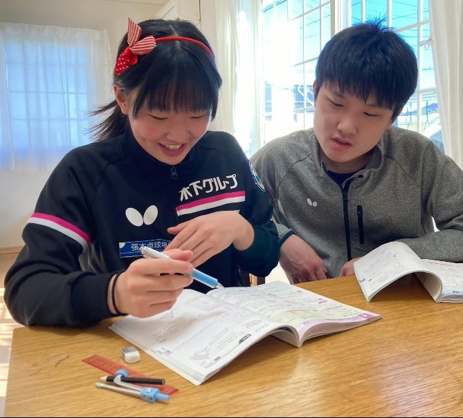 张本智和张本美和学习能力是真强，张本智和考上早稻田大学后又入职了丰田，妥妥的学霸，还经常辅导妹妹张本
