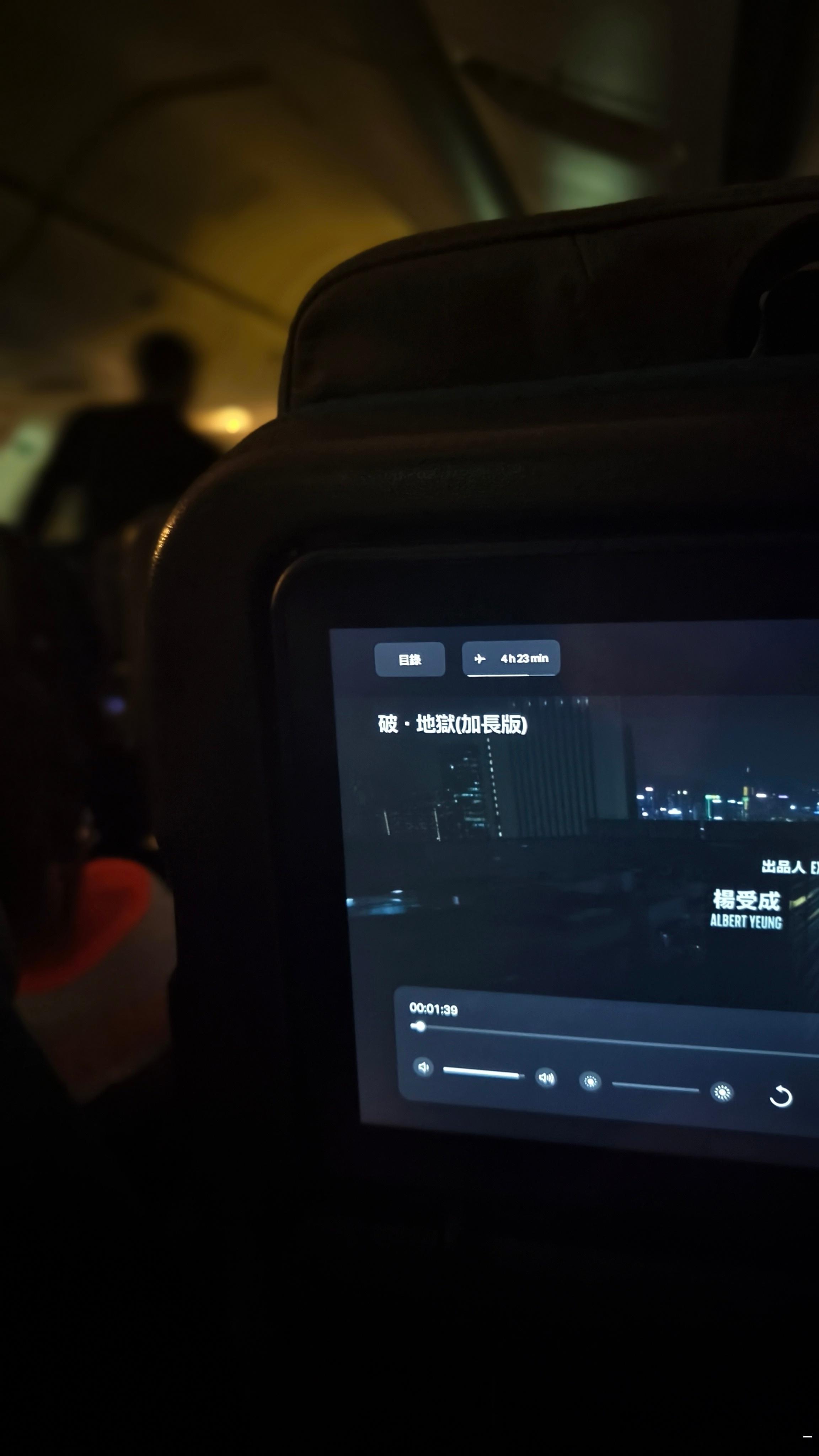 落地德国，法兰克福机场老大了，从E区奔袭A区，今天的拉练完成了。从成都经兰州到酒