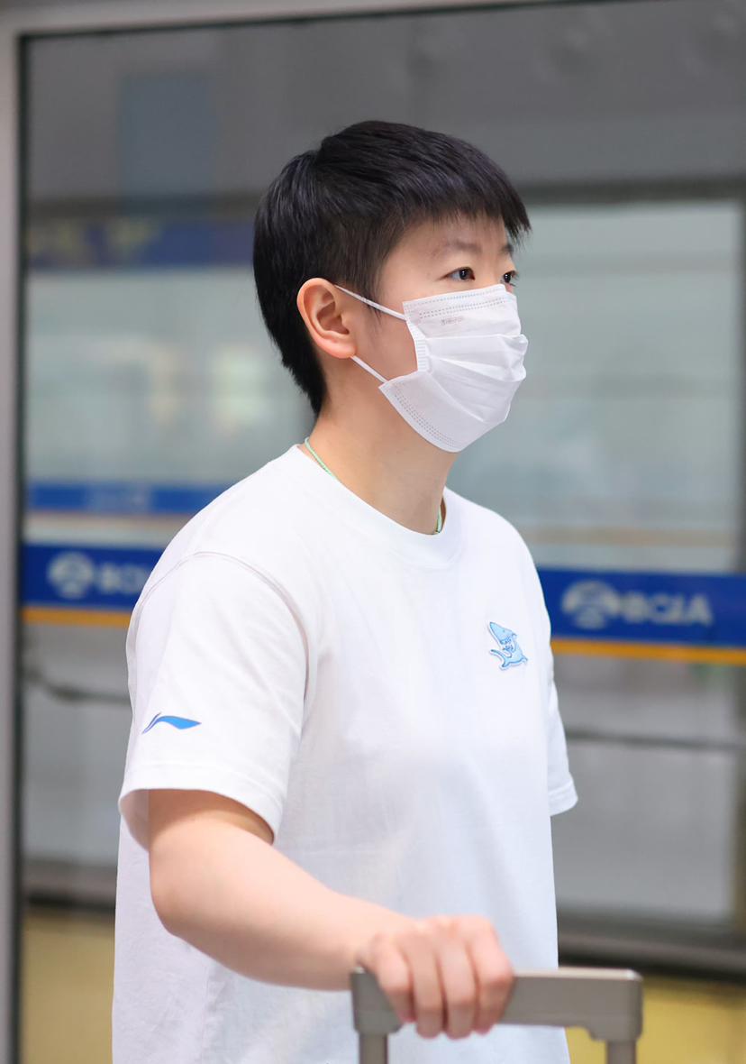 孙颖莎穿fighting出征，身为女队核心人物，带着坚定信念出发。3样白尽显干