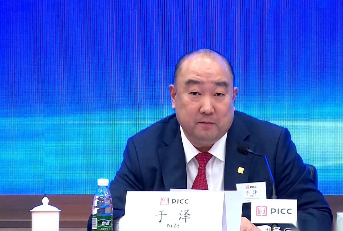 跟你说个事儿，绝了。人保那个总裁，于泽，进去了。但今天刷屏的，不是他多大的官，