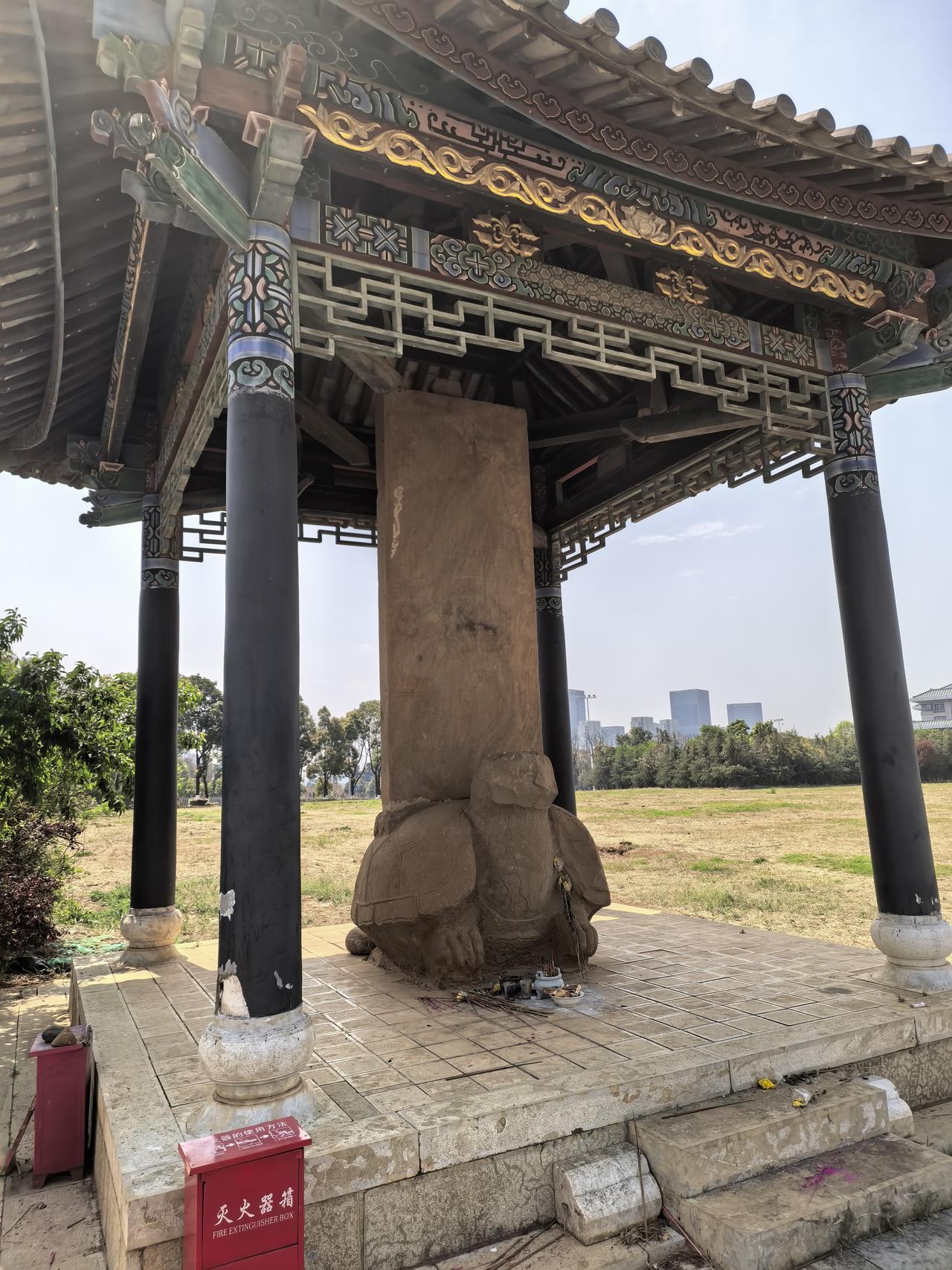 呈贡新区云南省科技馆（新馆）这边上一大片平地，总占地160亩。这大片区域都是元代