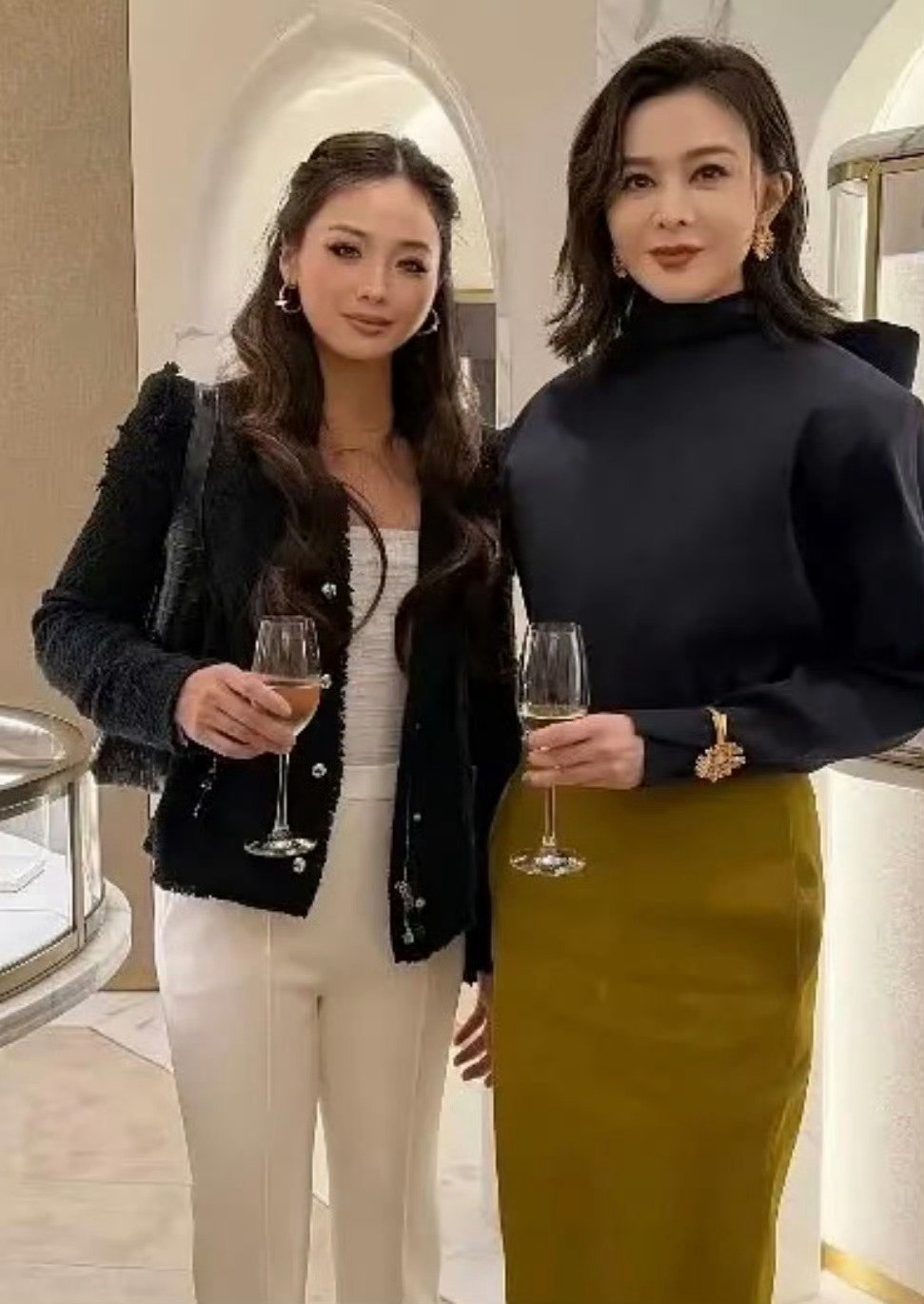关之琳证明了头大脸大不太影响美貌