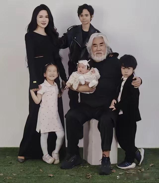 75岁的张纪中现在估计肠子都悔青了。他后悔的不是娶了小31岁的杜星霖，也不是九年