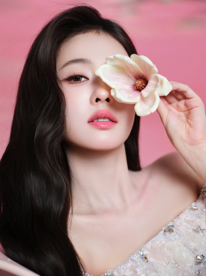 白鹿玉兰粉裙白鹿春日粉裙白鹿春日粉裙，手里拿着玉兰人比花娇系列~