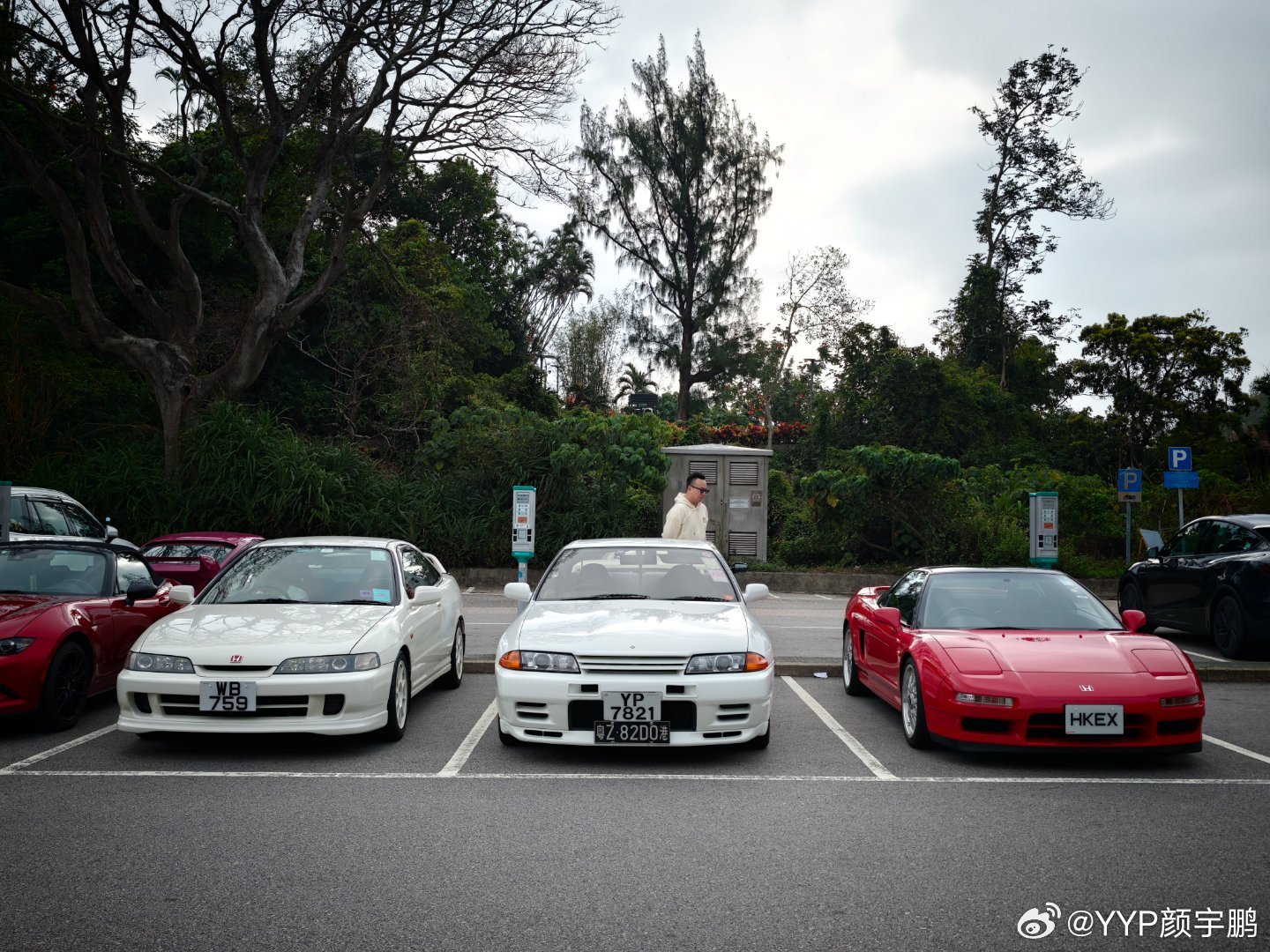 香港石澳停车场，没错，就是山路镜头的一个停车场，每周六日清晨都会有爱车人士开自己