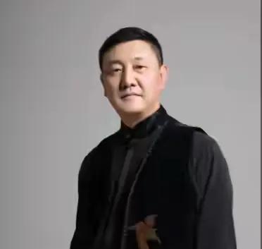 韩磊57岁，老婆王燕41岁，2个孩子，一儿一女。老婆王燕，2005年中俄选美第3