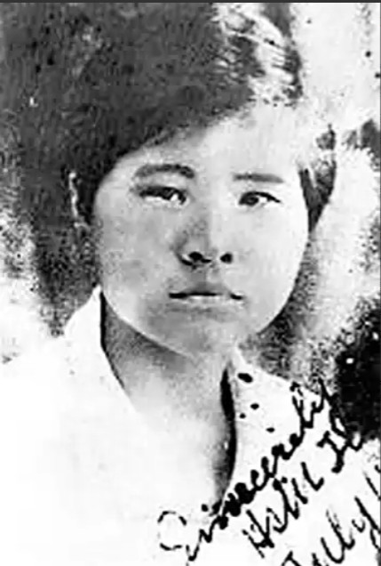 1940年，双枪李林被日军围攻，即使身受重伤，她依然拿起双枪“啪，啪，啪…”几下