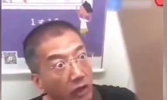 太丢人了，一男子公交车上仗着年纪大满口脏话，强迫别人为自己让座，面目
