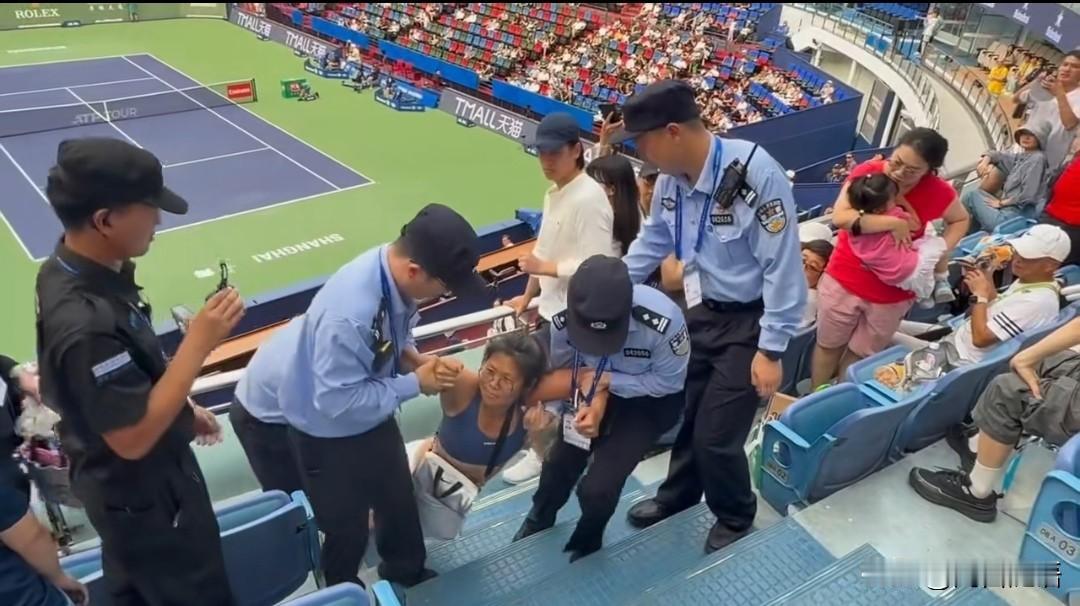 换了国籍就可以在中国撒野吗？一女子在网球大师赛中大喊大叫，并拿出护照挑衅安保人员