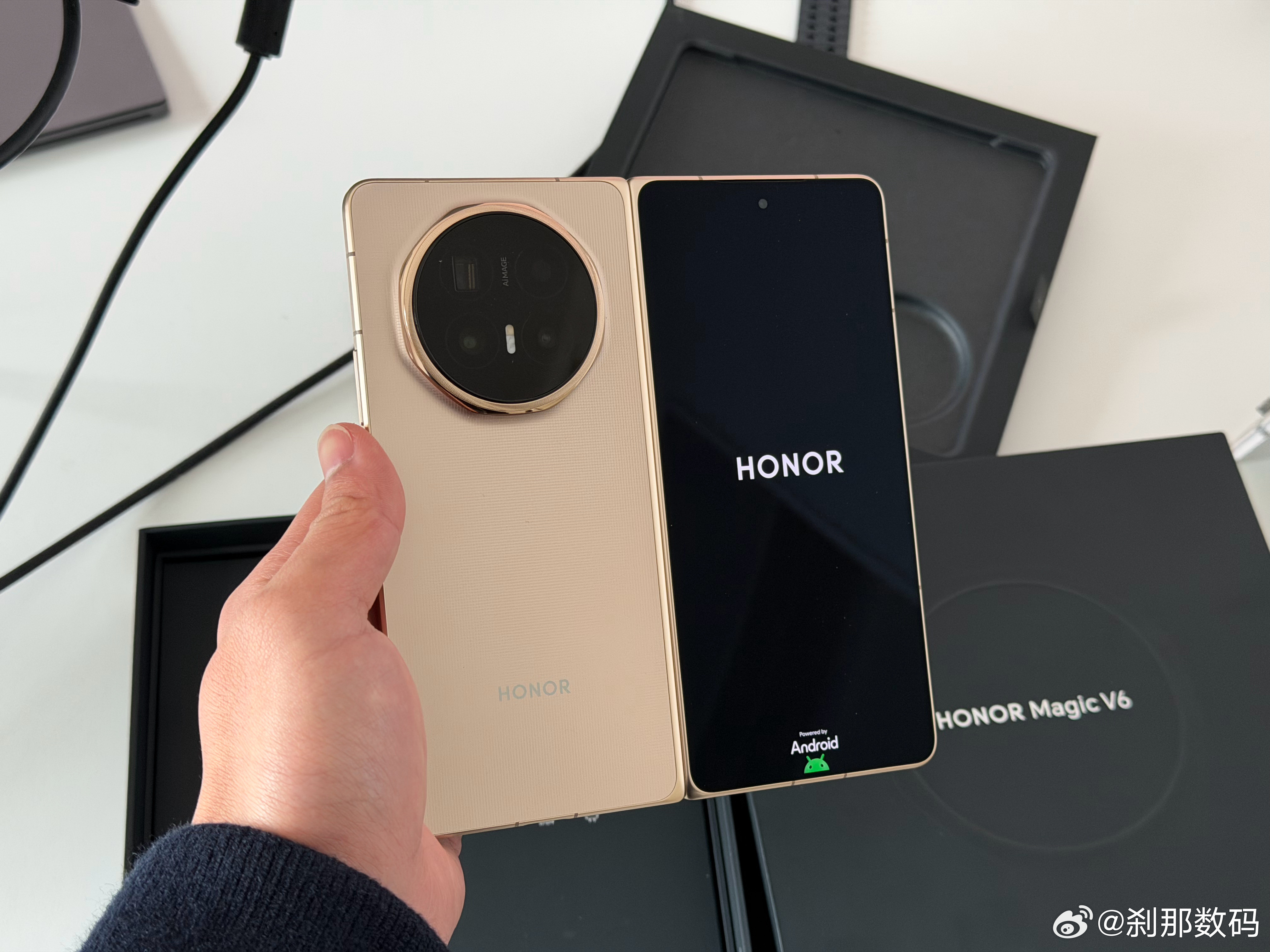 之前一直问刹那选了哪台折叠，刹那已经做出了选择，荣耀MagicV6。唯一难受的