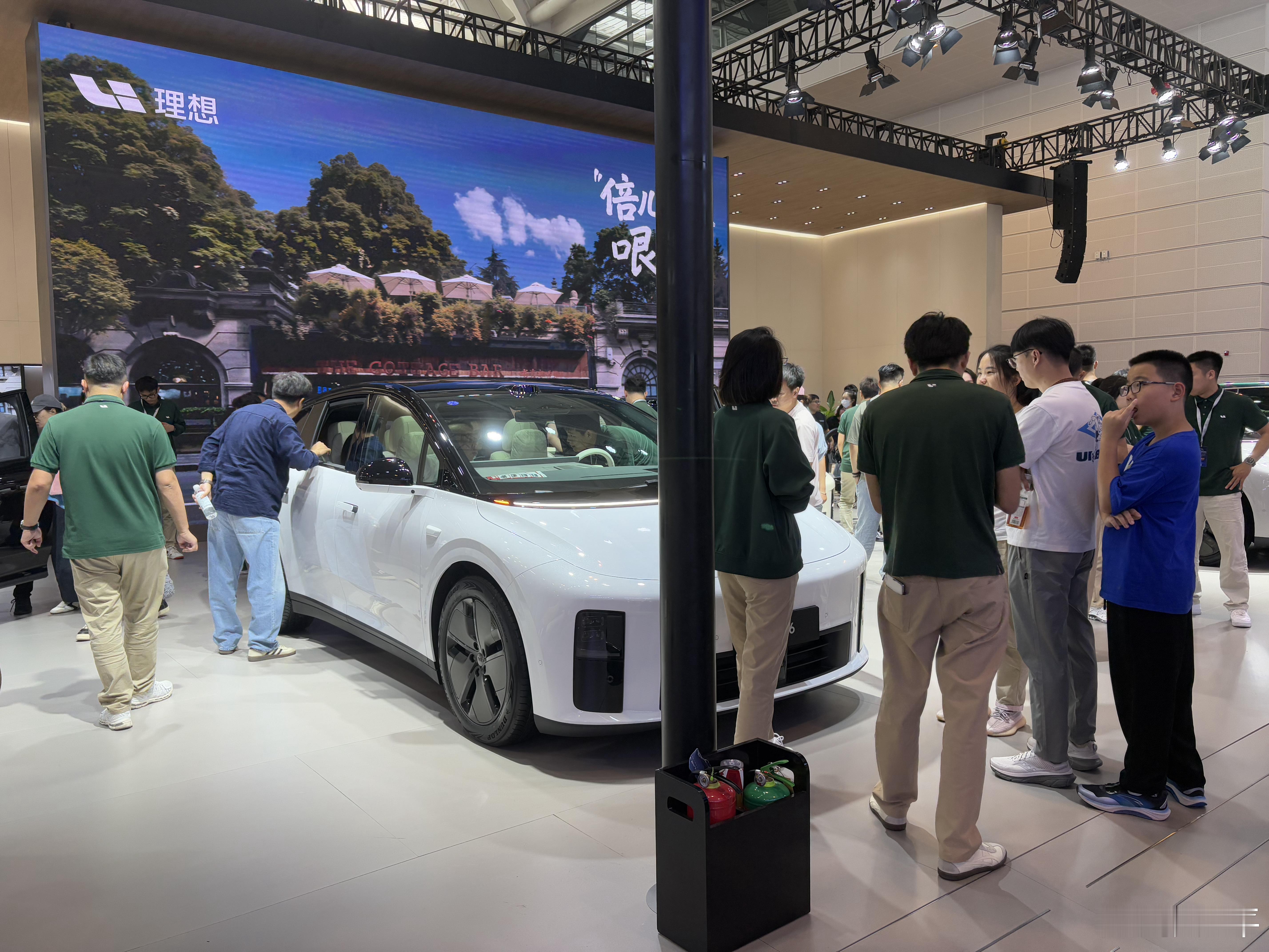 之前去看车展发现理想的流量都集中在i6，今天和理想的朋友聊天，他说店里差不多也是