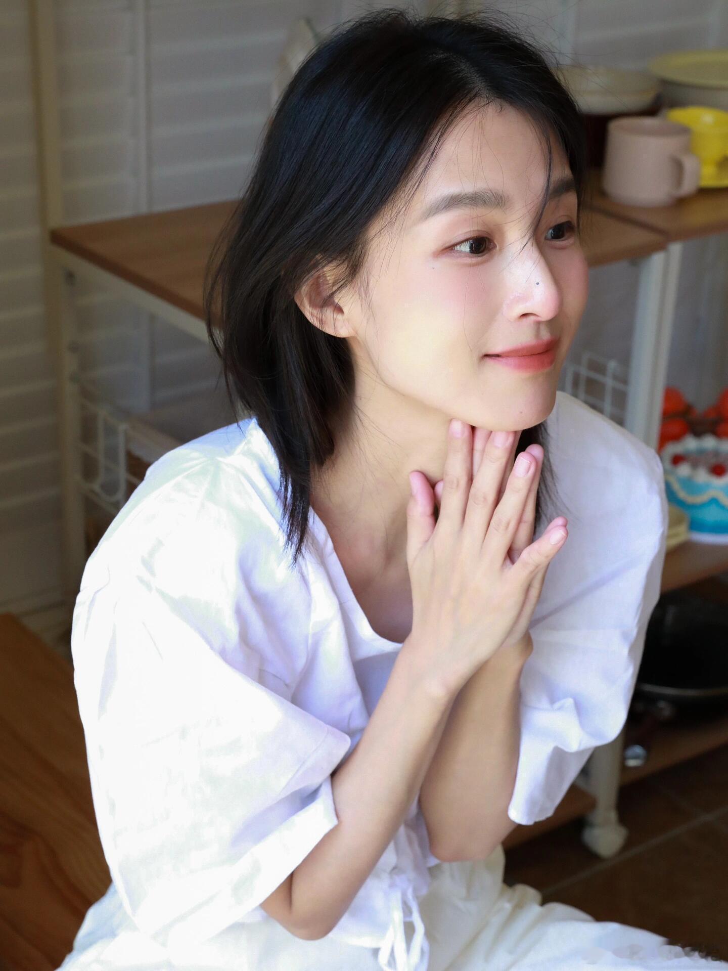 时隔14年再看赵霁近况，37岁依旧少女感拉满。体重常年保持102斤，身材纤瘦气质