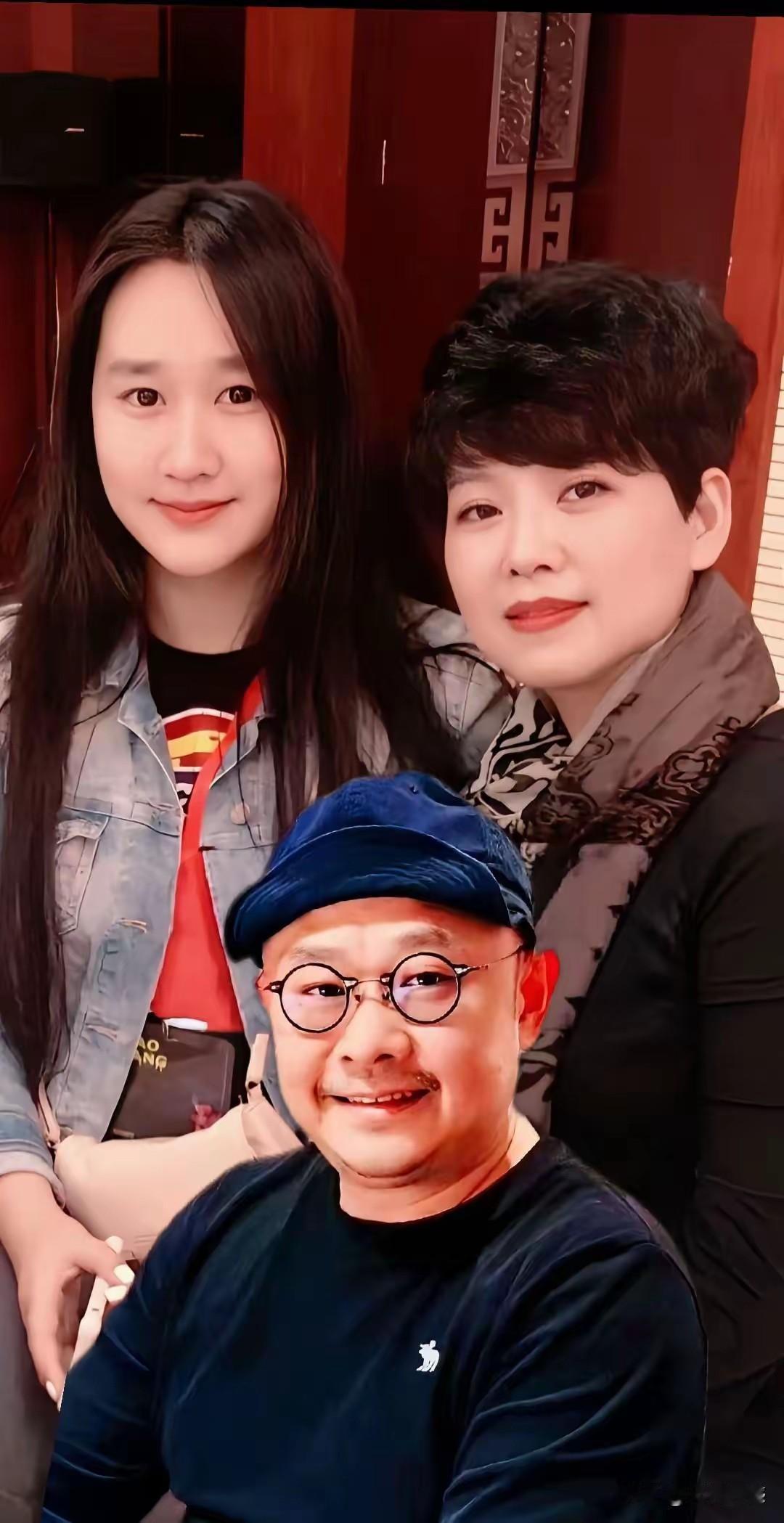 刀郎老师和妻子还有女儿在一起的这张合影，应该是在多年前拍摄的，那时候的刀郎老师没