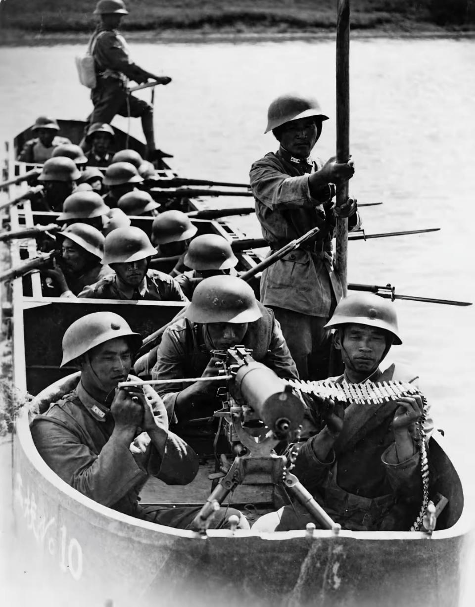 民国老照片·1934年，在南京城东友谊河上泛舟训练的民国工兵学校学兵队。这条河至