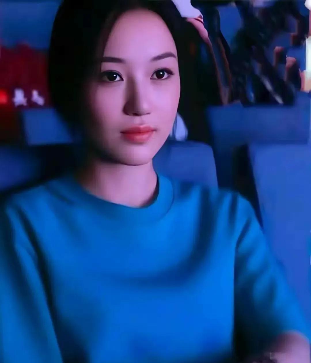 李嫣太美啦！一双迷人的大眼睛，高高的鼻梁，这么有气质的美女，不进娱乐圈有点可惜啦