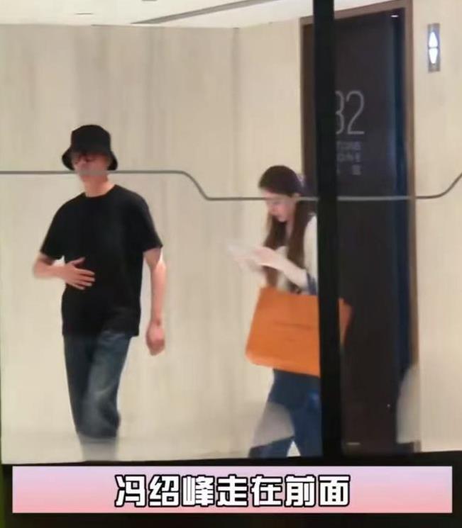 冯绍峰携女友逛街，女友手提战利品跟他身后，网友扒出她真实身份冯绍峰再度因为私下