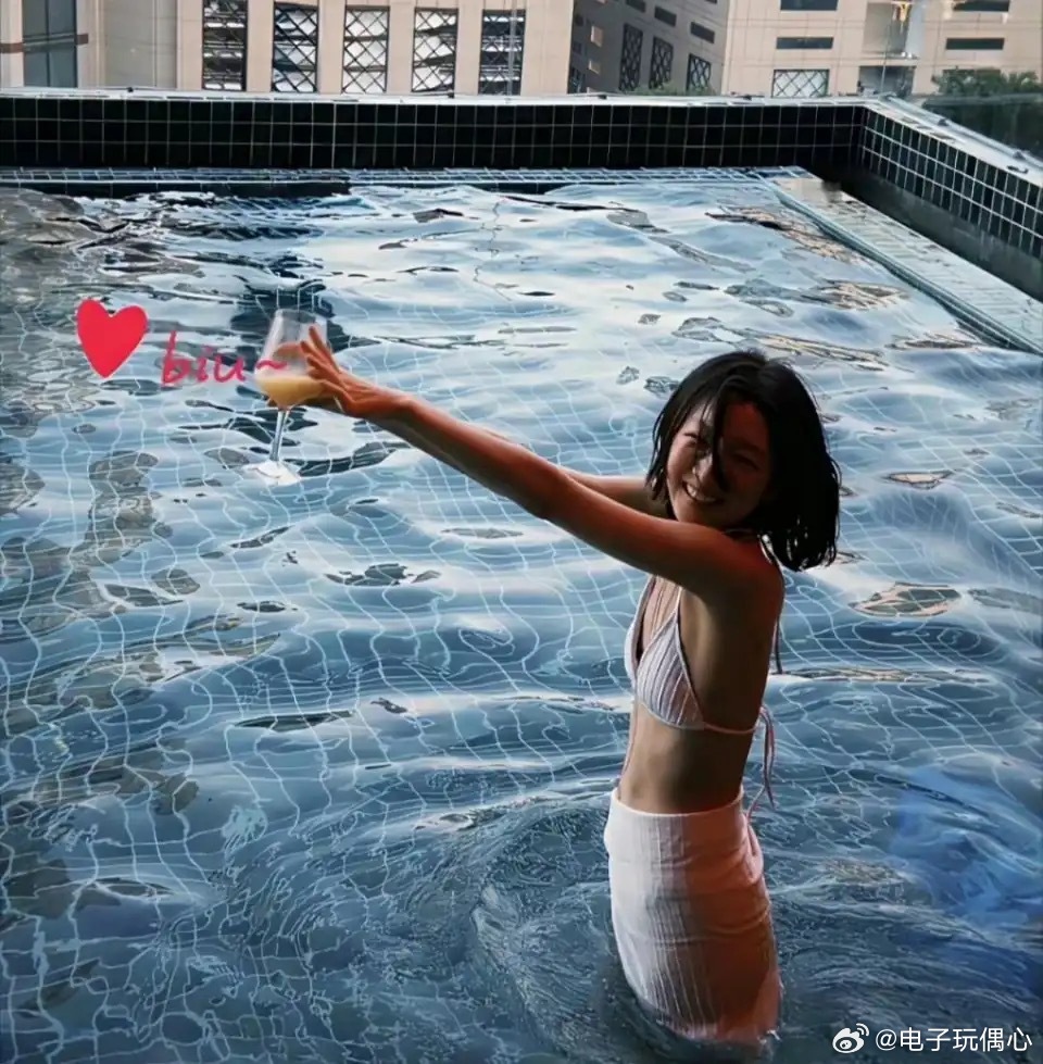 周冬雨泳装戏水，这身材比演技更出众。