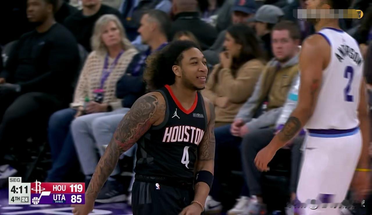 火箭小将戴维森真是太谦让了！在今天火箭客场以129：101击败爵士的比赛中，戴维