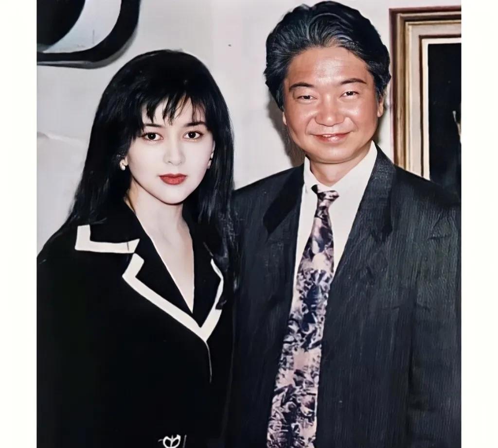 1993年，关之琳与蔡澜在香港，留下的美好瞬间。那时候关之琳31岁，肤白貌美，美