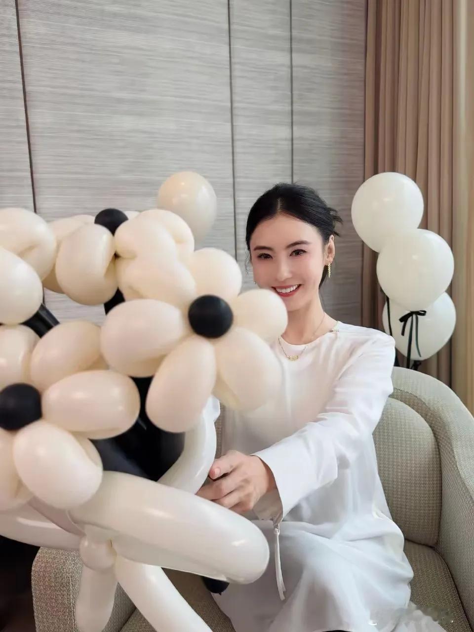 近日，44岁的张柏芝出席活动，新中式装扮惊艳全场，美得宛如精致娃娃。她身着传统与