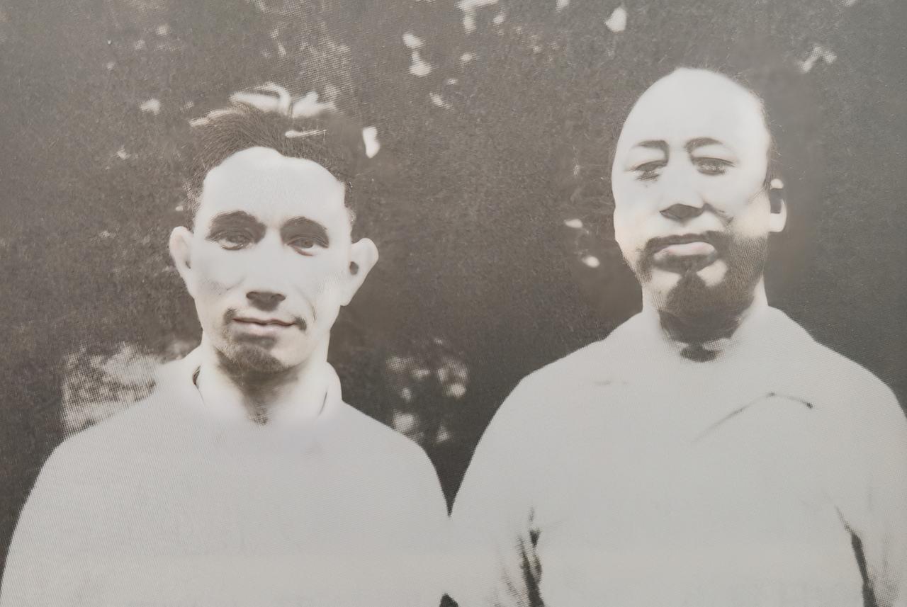 一次粟裕登门看望滕代远。尽管后来粟裕战功赫赫、位居大将，见到滕代远依旧十分恭敬，