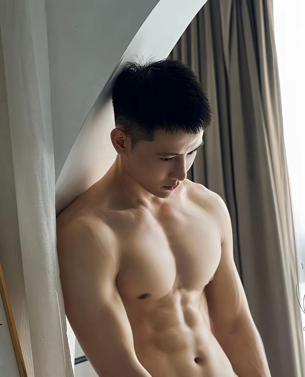 地铁里夏天的存在感也变得很具体。短袖之下的手臂线条、站立时微微用力的腿部肌肉、背