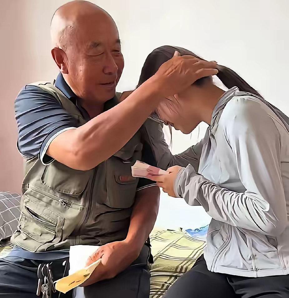 内蒙古，女孩高考完收到重点大学录取通知书，没在自家拆，拉上妈妈直奔爷爷家。谁料，