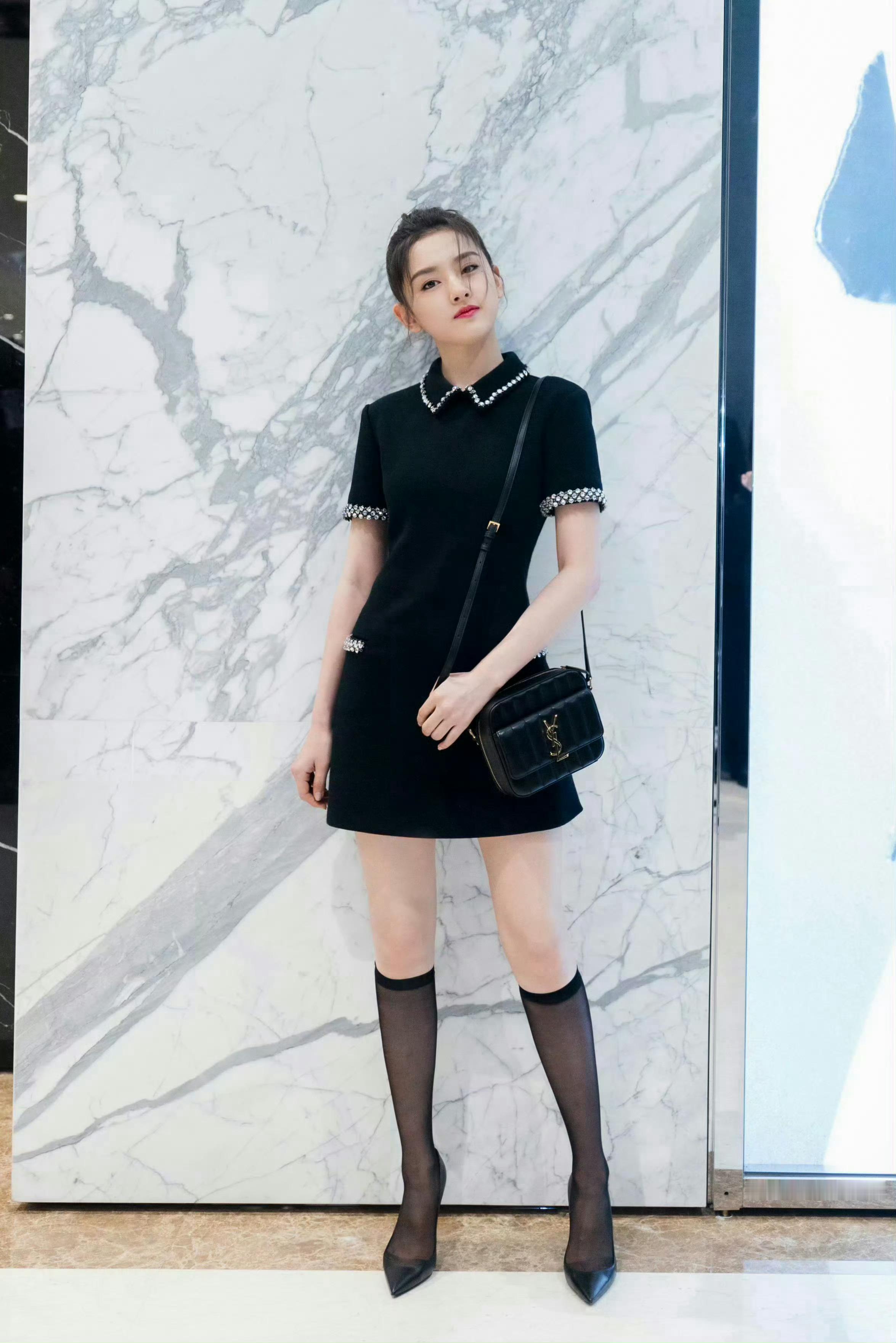 宋祖儿半截黑丝造型