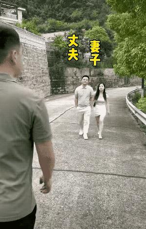 为什么打人，拥抱是礼节。