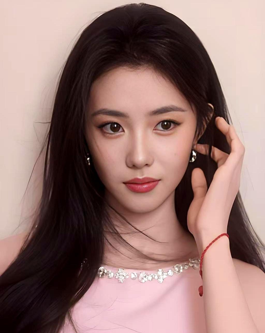 18岁那年，张艺谋在北舞附中练功房门口站了三小时，就为等一个素颜压腿的姑娘。他甩