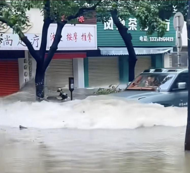 众人救灾他玩水。昨天，广州珠海发生了一件令人气愤的事，台风过后，街道上积满了洪水